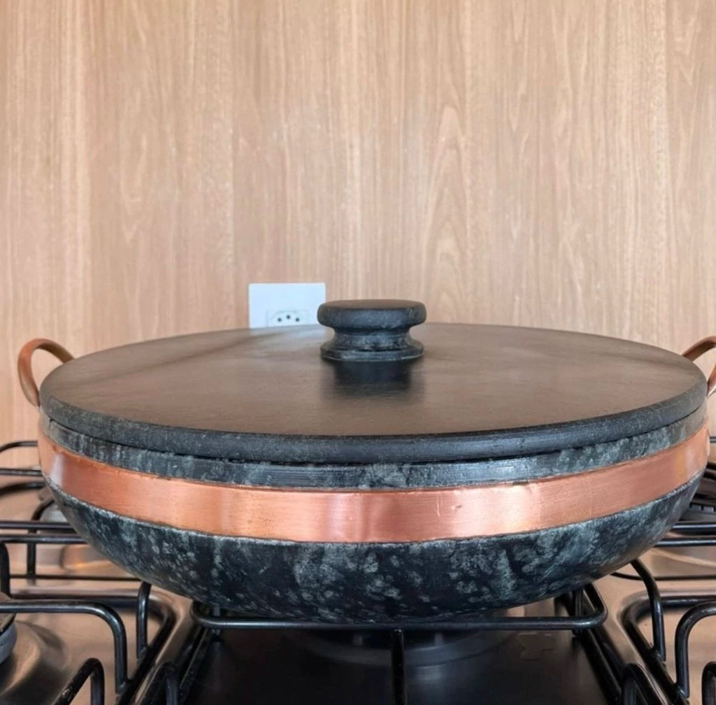 Panela de Pedra-Sabão com Tampa e Cinta de Cobre – Céu de Minas