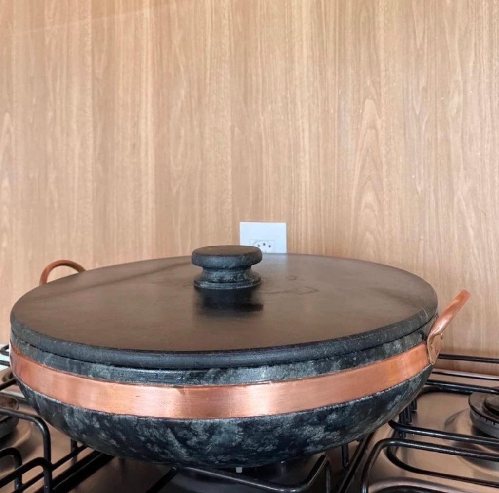 Panela de Pedra-Sabão com Tampa e Cinta de Cobre –  Céu de Minas